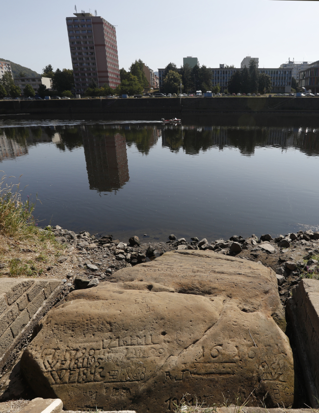 Elbe Nehri'ndeki ''açlık kayasından'' 2018 yılındaki bir kare | Fotoğraf: AP